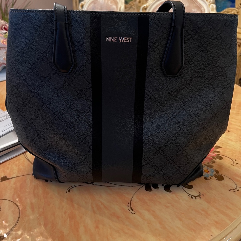 Nine West deep pocket hand bag great condition MIDDLE ZIPPER POCKET